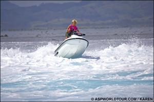 Keala Kennelly heizt ein wenig mit dem Jetski herum
