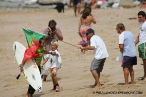 Tiago wird am Strand bedr�ngt