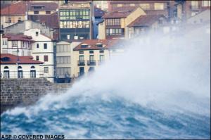 Blick vom Lineup aufs St�dtchen Mundaka