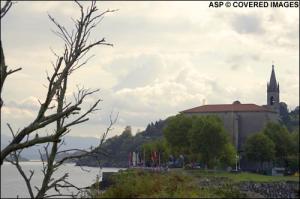 Die Kirche von Mundake wacht �ber den Spot