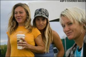 Rochelle Ballard, Claire Bevilacqua und Keala Kennelly beim Swellcheck