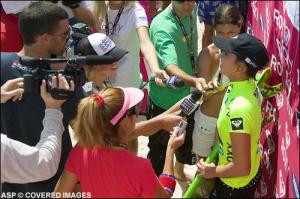 Carissa Moore vor der versammelten Presse