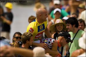 Jake Paterson getragen von Mick Fanning und Tom Whitaker - der letzte Heat einer gro�en Karriere?