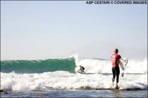Bobby Martinez(USA) klettert �ber den Felsen - Bede Durbidge(Aus) im Blick