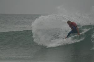 Mick Fanning zeigt hier im Halbfinal wieviel Speed man aus kleinen Wellen holen kann.