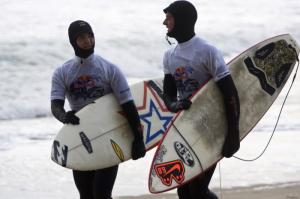 Wer bezwingt die zwei Meter hohen Wellen besser? Simon Strangenfeld (Team Sweet/ M�nchen) und Fin Erik Christensen (Team Salty/ Sylt)