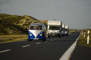 Die besten Surfer Deutschlands auf einen Roadtrip von Sylt gen S�den zur Eisbachwelle in M�nchen.