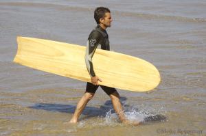 Surfer mit einem Alaia Board