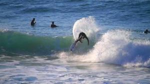 Yoyo Terhorst hier mit einerm Bs-Carve, wird unterst�tzt von Power Balance, Rockstar Energy Drink, Buster Surfboards und dem Santa Loco Surfshop