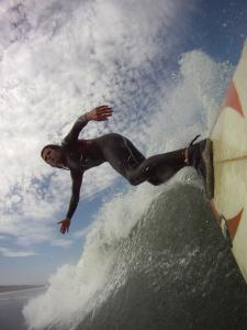 Einsames Surfen in den perfekten aber kalten Wellen Süd Amerikas