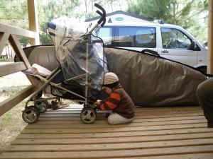 kein Entkommen f�r den Kleinen von der Terrasse des Mobilhomes